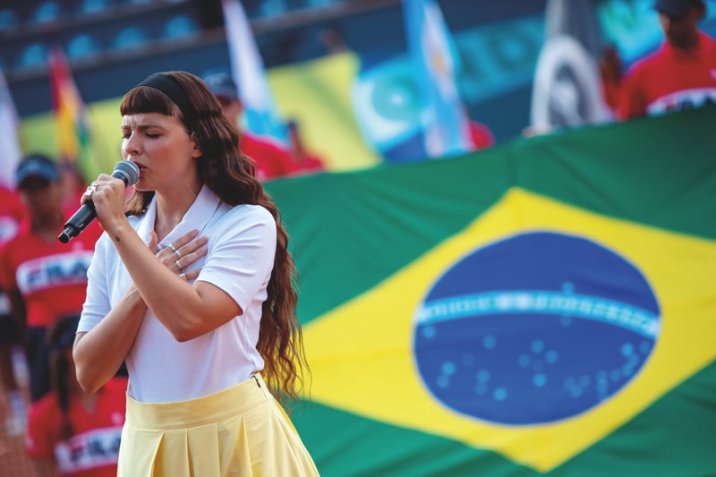 Julia Mestre canta o Hino Nacional no encerramento