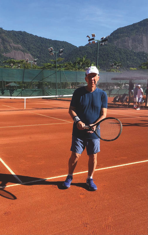 Tenistas veteranos em quadra